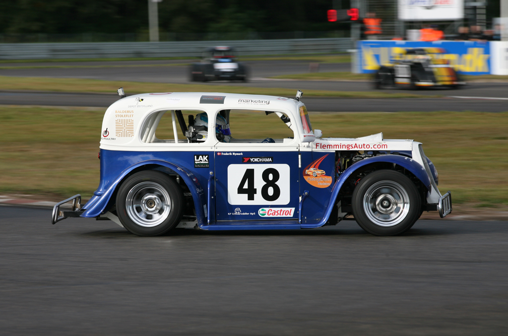 Den blå og hvide Legend bil med nummer 48 på siden, har været Frederiks trofaste væbner i hele sæsonen-
(Foto: Motorsporten.dk)